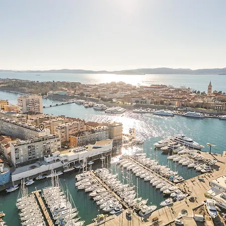 A&m 3 Bridge Luxury Center