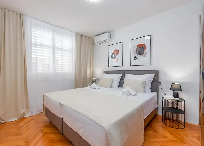 A&m 3 Bridge Luxury Center *